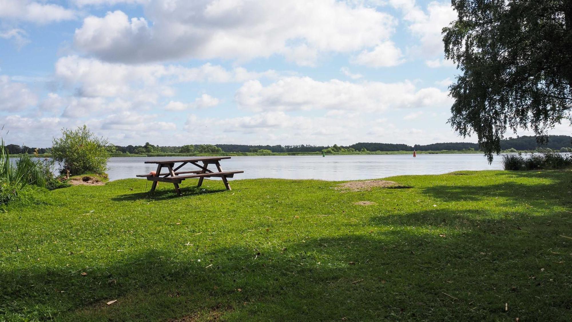 Komplett Laegenhet Med Sjoeutsikt Malmon Buitenkant foto